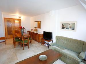Televisyen dan/atau pusat hiburan di Apartment Dorine by Interhome