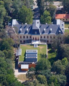 Csitár的住宿－Főnix Medical Wellness Resort，享有大型房屋的空中景致,设有太阳能电池板