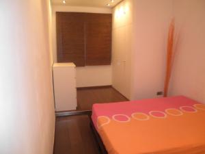 バルセロナにあるBacrou apartment, design loft near the seaのベッドと窓が備わる小さな客室です。