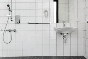 A bathroom at Comfort Hotel Xpress Tromsø