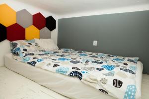 łóżko z kolorową narzutą na górze w obiekcie Apartament Żelazna w Warszawie