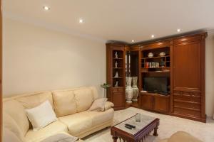 ein Wohnzimmer mit Sofa und Fernseher in der Unterkunft Montferrutx in Colònia de Sant Pere