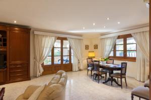 ein Wohnzimmer mit Sofa und Tisch in der Unterkunft Montferrutx in Colònia de Sant Pere