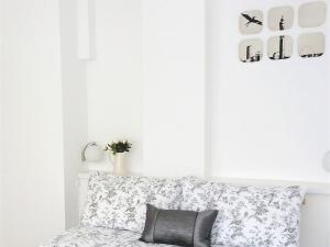 - une chambre avec des murs blancs et un lit avec un oreiller dans l'établissement W1 Penthouse w Terrace, à Londres