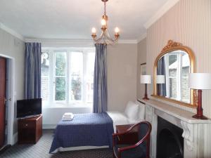 TV a/nebo společenská místnost v ubytování Regency House Hotel