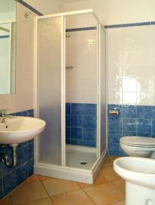 bagno con doccia, lavandino e servizi igienici di Residence Carioca a Rimini