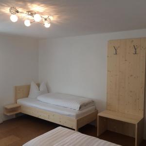 克勒施特勒Familienbauernhof Winkelhof的一间卧室配有一张床和两张长椅