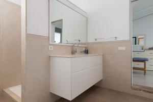 プラヤ・デ・ムロにあるArenasの白いバスルーム(シンク、鏡付)