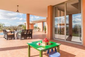 eine Terrasse mit einem Tisch und ein Haus darauf in der Unterkunft Son Bordils in Inca