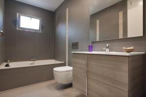 A bathroom at Llevant
