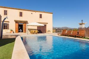 Villa con piscina frente a una casa en Can Pont, en Manacor