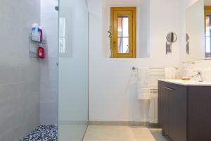 ein Badezimmer mit Dusche und Waschbecken in der Unterkunft Can Pont in Manacor