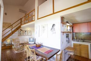 カポリーヴェリにあるVillino Laconaのキッチン、ダイニングルーム(テーブル、椅子付)