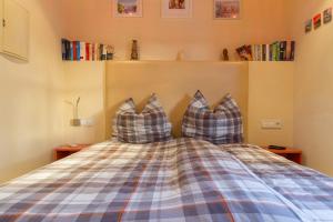 インカにあるCasa Erdeiのベッドルーム1室(枕2つ付)