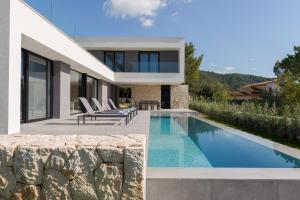 une villa avec une piscine et une maison dans l'établissement Sol Crestatx, à Crestatx