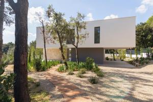 Cette maison moderne présente une façade blanche. dans l'établissement Sol Crestatx, à Crestatx