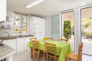 A kitchen or kitchenette at Mollet Még 16 kép