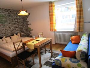 - un salon avec une table et un canapé dans l'établissement Hotel Pension Echo, à Lech am Arlberg