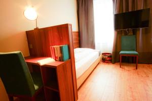 TV a/nebo společenská místnost v ubytování Hotel Bett und Buch
