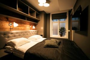 a bedroom with a large bed and a window at Home Again Apartments Nygata 1 in Stavanger