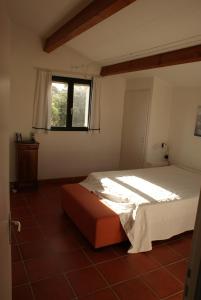 un dormitorio con una cama y una ventana en Ferienhaus Schulenburg, en Grand-Village-Plage