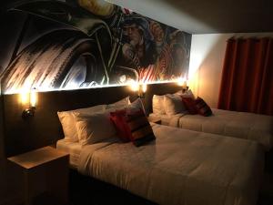 Un pat sau paturi într-o cameră la Hotel Historique et Manoir Route 66 +54 fotografii