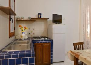 A kitchen or kitchenette at Appartamenti Il Gabbiano