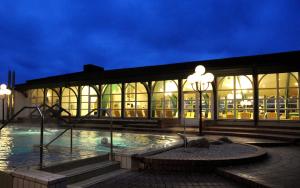 Bazén v ubytování Hotel Glockenspiel nebo v jeho okolí