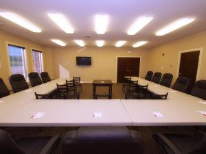 uma sala de conferências com uma grande mesa e cadeiras em BCMInns - Lac La Biche em Lac La Biche