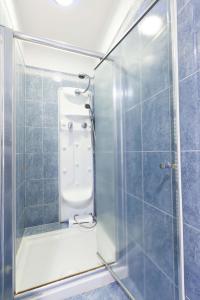La salle de bains est pourvue d'une douche, de toilettes et d'une porte en verre. dans l'établissement Attico Ai Cedri, à Vérone