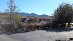 ein leerer Parkplatz vor einem Gebäude in der Unterkunft Mountain Valley Inn in Dillard