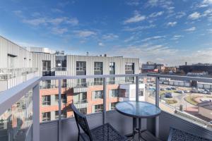 balcón con mesa y vistas a la ciudad en GA Luxury Apartments W21, en Cracovia