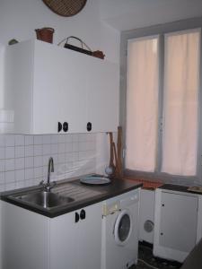 a kitchen with a sink and a washing machine at Una Porta sul Porto Antico in Genova