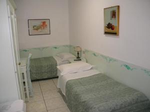 Un ou plusieurs lits dans un hébergement de l'établissement Hotel Adua