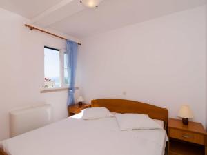 Postel nebo postele na pokoji v ubytování Apartment Plavac Mali-5 by Interhome