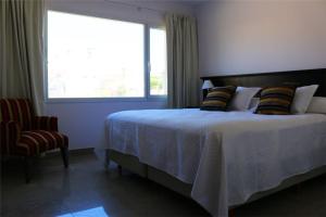 En eller flere senge i et værelse på Breeze Apart Hotel