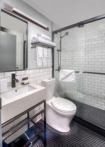 Un baño de Citadines Connect Fifth Avenue New York