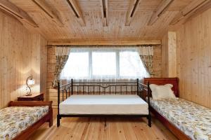 Un pat sau paturi într-o cameră la Kaimo Turizmo Sodyba Po Klevu