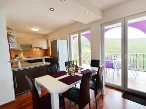 Η κουζίνα ή μικρή κουζίνα στο Apartment Šverko by Interhome