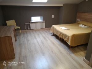 Voodi või voodid majutusasutuse Letuchaya Mysh Hotel toas