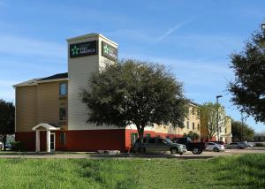 a building with a car parked in a parking lot at Extended Stay America Suites - Austin - Round Rock - North in Round Rock