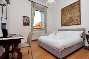 ローマにあるConte Verde Apartmentのベッドルーム1室(ベッド1台、デスク、コンピュータ付)