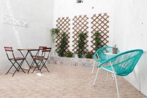 リスボンにあるAlfama Skyのパティオ(椅子、テーブル付)、植物の壁