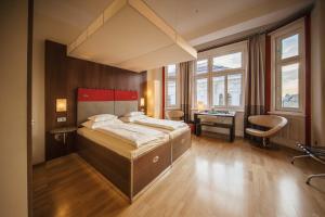 Postel nebo postele na pokoji v ubytování Hotel Rathaus - Wein & Design