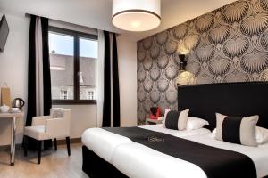 Postel nebo postele na pokoji v ubytování Hôtel des Ducs