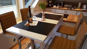 eine Küche mit einem Tisch und einer Flasche Wein darauf in der Unterkunft PEMATRA Ferienwohnung Unterm Dach in Travemünde