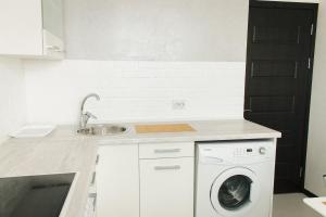 cocina con lavadora y fregadero en Sky the Apartment Centre en Tiraspol