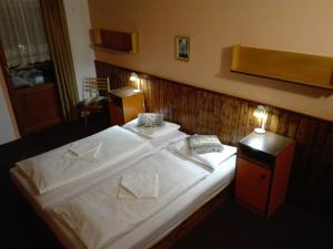 Voodi või voodid majutusasutuse Rodinný "Hotel U Můstků" toas