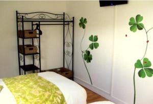een slaapkamer met een bed met een plant aan de muur bij Auberge An Douar in Quéven