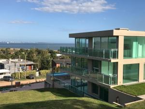 um edifício de apartamentos com vista para o oceano em SYRAH Bahía by depptö em Punta del Este